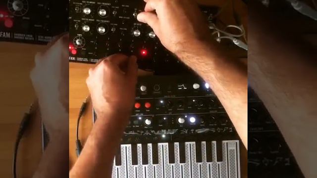 Moog DFAM Arturia MicroFreak смотреть онлайн