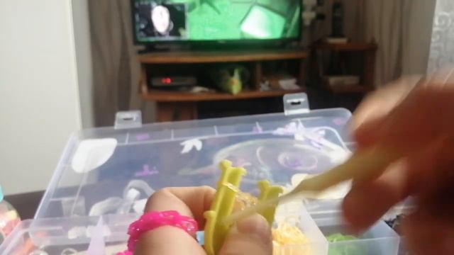 браслет - перчатка с кольцами из резинок на рогатке. легко, просто и быстро. смотреть онлайн