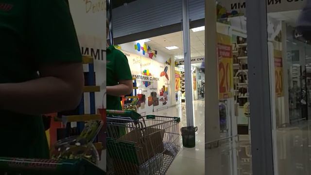 Не продают Кока-Кола и Тархун, говорят что 18+ смотреть онлайн