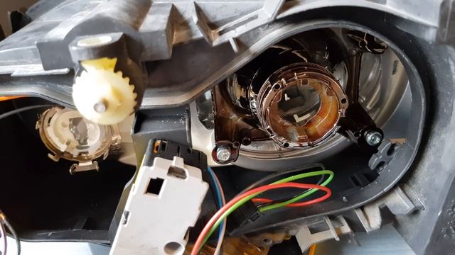 Ford Service | How to Disassemble and Recondition Xenon Headlamp | Ford Mondeo Mk3 - Part. 1 смотреть онлайн