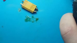 Как залудить силиконовые провода  и припаять их к разъему XT60