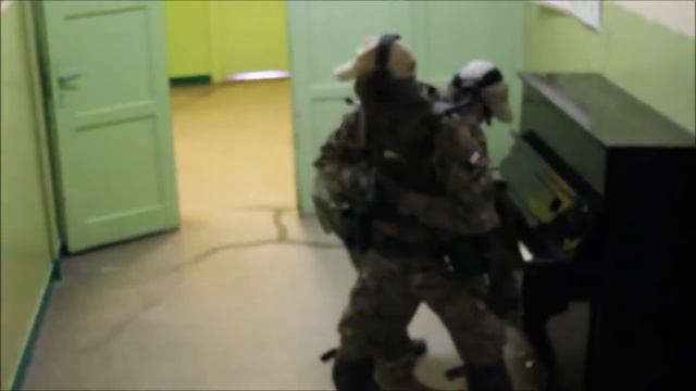 Polish soldier plays piano on duty смотреть онлайн