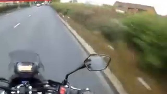 В Уэльсе пешеход дал пощечину проезжающему мимо байкеру смотреть онлайн