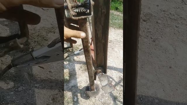 Засув-подпора для распашных ворот своими руками из механического домкрата смотреть онлайн