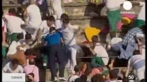 Бои быков. Неудачная коррида в Испании - бык прыгнул на зрителей.