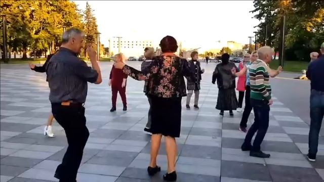 А ЛЕТО ЦВЕТА СЧАСТЬЯ.... ПОЧТИ НЕУЛОВИМОЕ!!!ВЧЕРА НА ТАНЦАХ!!!! смотреть онлайн