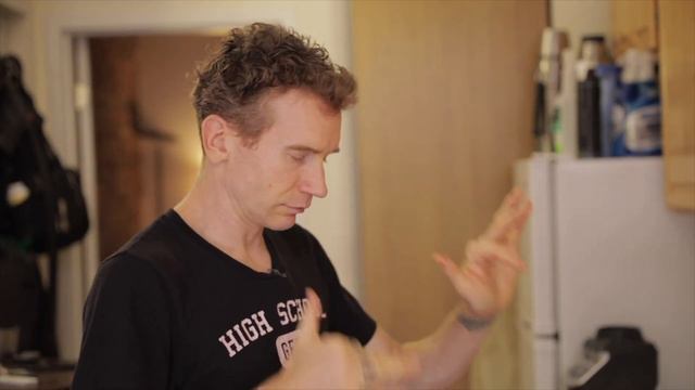 Can his piano save NYC? (ft. legendary street performer Colin Huggins) смотреть онлайн