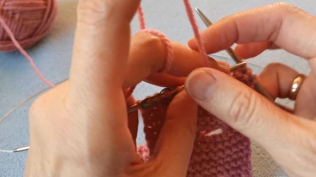 Петелька (для пуговицы) на платочной вязке. Легко. смотреть онлайн