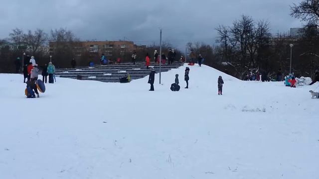 Катание с горки на санках и ватрушках. Декабрь 2017 года. смотреть онлайн