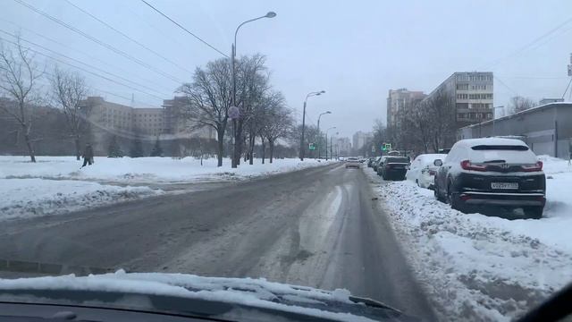 Гоняем помаленьку. Разбираемся где переход а где перекрёсток. О как. смотреть онлайн