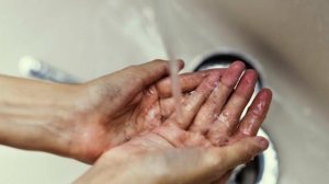 Дедовские способы и другие: Легко и без особых затрат очистить руки от клея