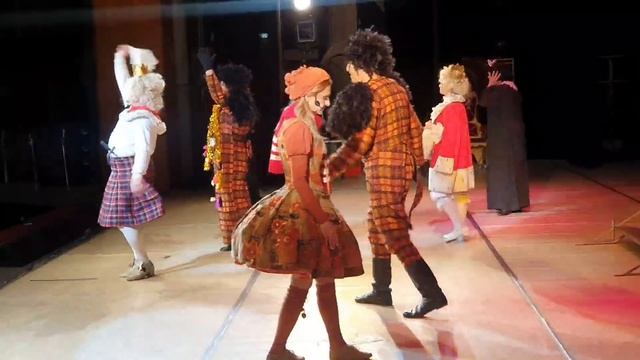 Закупил продукты маме. Подарки после спектакля смотреть онлайн