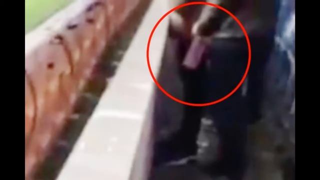 Фанат Мидлсбро помочился в бутылку голкипера «КПР». Его арестовала полиция смотреть онлайн