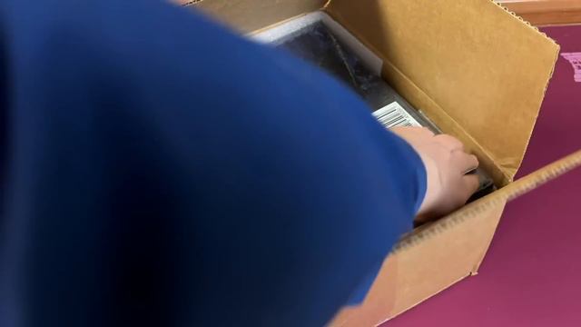 Tom's Boring Unboxing Video - October 31, 2023 смотреть онлайн