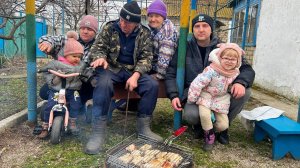 Жарим шашлык из свинины в деревне. Отмечаем день рождение дедушки 75 лет. Родной дом