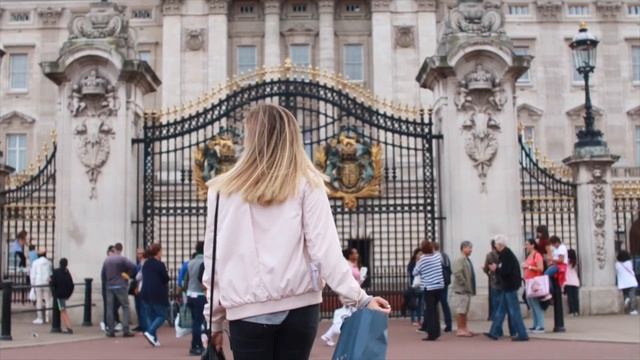 Exploring Buckingham Palace смотреть онлайн