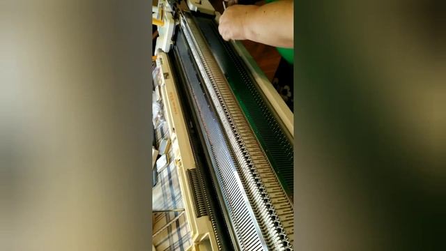 Японская двухфонтурная перфокарточная вязальная машина Silver Reed SK-360/SRP-50, 5 класс смотреть онлайн