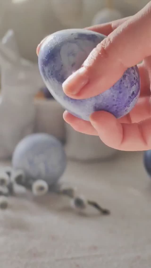 ВАУ! Необычный натуральный способ покраски яиц. Мраморные пасхальные яйца. Супер идея! Сохраняйте смотреть онлайн