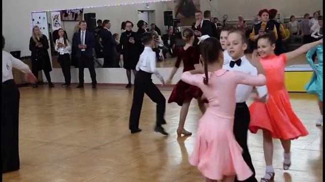 В Каменске состоялся турнир по спортивным бальным танцам. смотреть онлайн