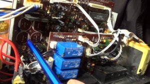 Ремонт сабвуфера за 5 минут . Замена конденсаторов на линии питания .