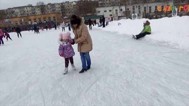 Алиса НА КОНЬКАХ ПЕРВЫЙ РАЗ...ОЧЕНЬ СМЕШНО и ВЕСЕЛО:):):)