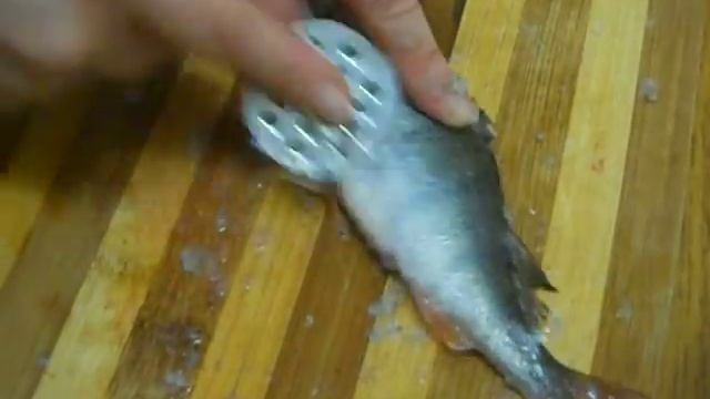 Как быстро очистить окуня на уху!) смотреть онлайн