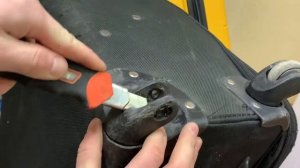 Ремонт чемодана СВОИМИ РУКАМИ |замена колеса БЕЗ СНЯТИЯ БЛОКА| suitcase repair | wheel replacement