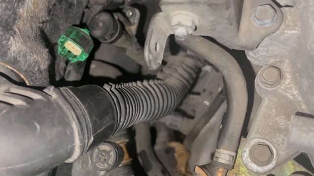 infiniti m35 how to remove crankshaft position sensor/como quitar el sensor de posición del cigüeña смотреть онлайн