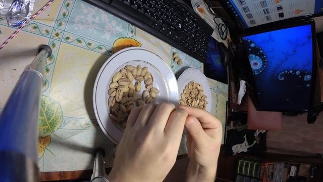 Кушаю орехи Иранские солёные фисташки, ценой 150 рублей за 150 грамм