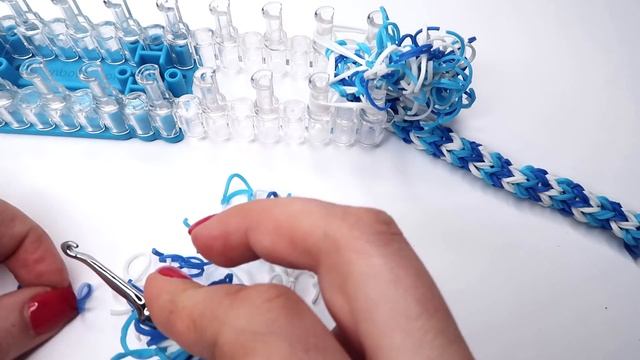 ✏️ ОПЛЕТКА ДЛЯ КАРАНДАША С ПОМПОНОМ из резинок на станке | Rainbow Loom Pen or Pencil grip! смотреть онлайн