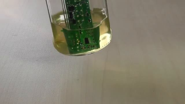 Удаление специального лака смывкой APS-T2 с печатной платы. смотреть онлайн