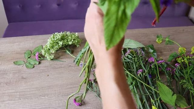 Креативный букет на 1 сентября из садовых цветов ч.2 | Уроки флористики – Букет в спиральной техник смотреть онлайн