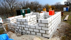 Серия 11 / Кладка газобетона на клей / Продолжаю кладку / Капитальный дом для своей семьи.mp4