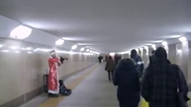 Дед Мороз играет на скрипке в подземном переходе смотреть онлайн
