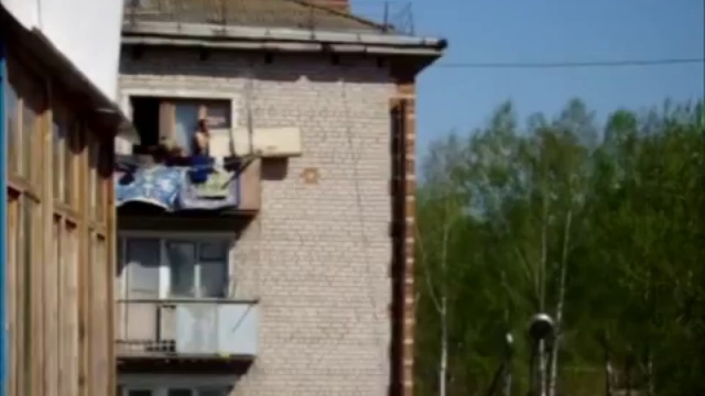 Выбрасывают мебель с пятого этажа смотреть онлайн