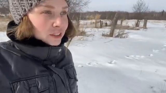 ПРОГУЛКА ПО ДЕРЕВНЕ / КАЧАЕМ ВОДУ В КОЛОНКЕ / УБОРКА НА ВЕРАНДЕ смотреть онлайн