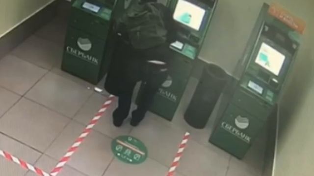 Столичные полицейские задержали подозреваемого в попытке кражи денежных средств из банкомата смотреть онлайн