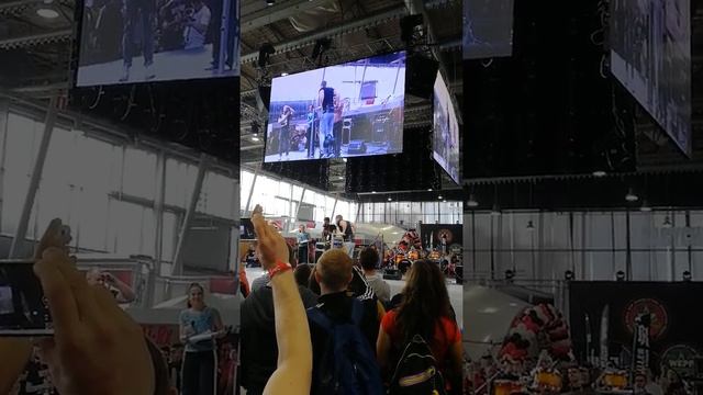 Денис Саратов побил Мировой Рекорд по отжиманиям на брусьях. смотреть онлайн