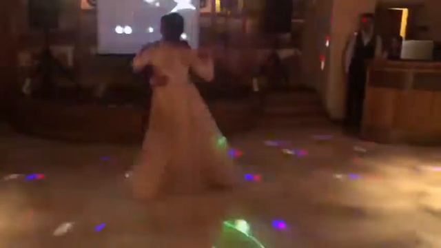 Первый танец жениха и невесты. Снесли в танце фотографа ))) смотреть онлайн