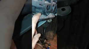 Снятие корпуса воздушного фильтра на Рено Меган 2