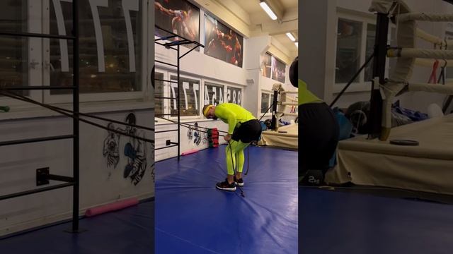 Разгибание рук с резинкой(трицепс)