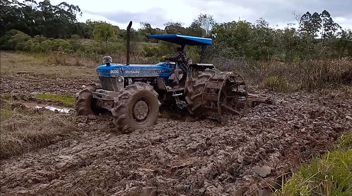 Вот зачем ставят широкие колеса (накладки) на трактор. Наглядный пример. смотреть онлайн