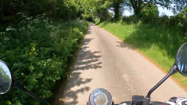 R1Liz - BeeLine Moto and Svartpilen 401 - First time using tiny satnav смотреть онлайн