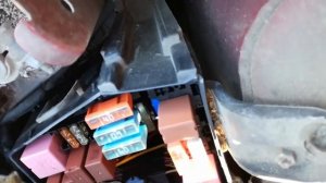 Демонтаж крышки предохранителей под капотом Renault Sandero Stepway