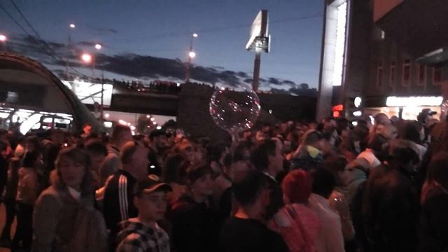 Столпотворение людей возле метро Речной вокзал. После салюта. День города. Новосибирск. смотреть онлайн