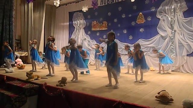 Танцевальная студия Каприз в Азовской. Танец Снится сон, приуроченный ко Дню матери. смотреть онлайн