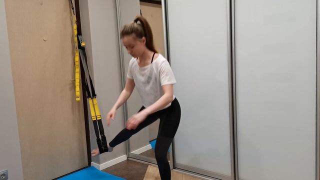 TRX приседания на одной ноге, нога в петле смотреть онлайн
