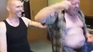 Мужик рассказывает анекдот чуть не обоссался