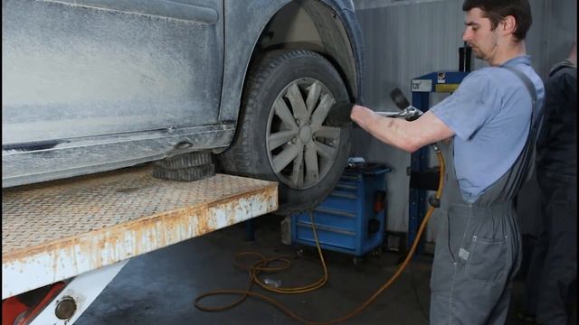 Плановое техническое обслуживание автомобиля Volkswagen Caddy 3 1,2 смотреть онлайн