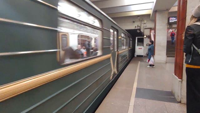 81.717 (Номерной) прибывает на станцию "Теплый стан" смотреть онлайн